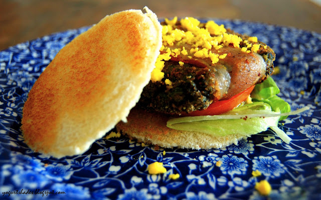 Hamburger di spinaci avvolto nel bacon e uova mimosa