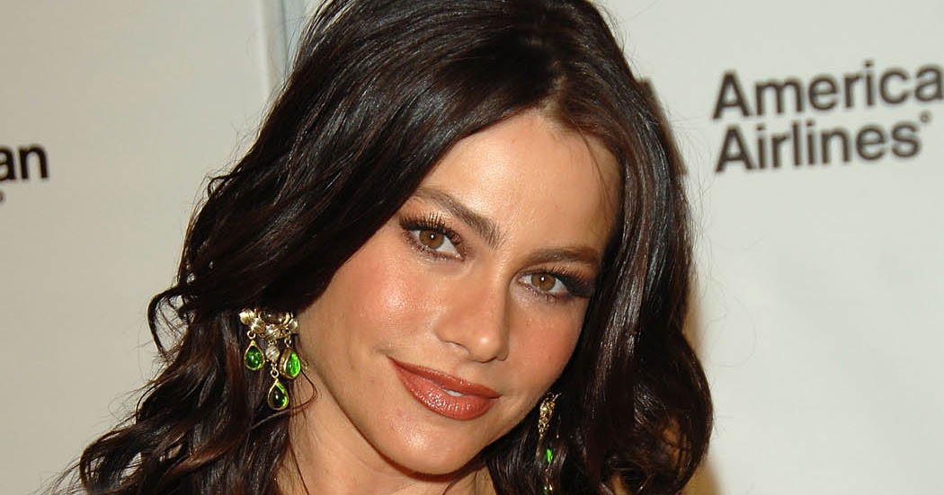 STYLE: SOFIA VERGARA EXPOSING FIGURE