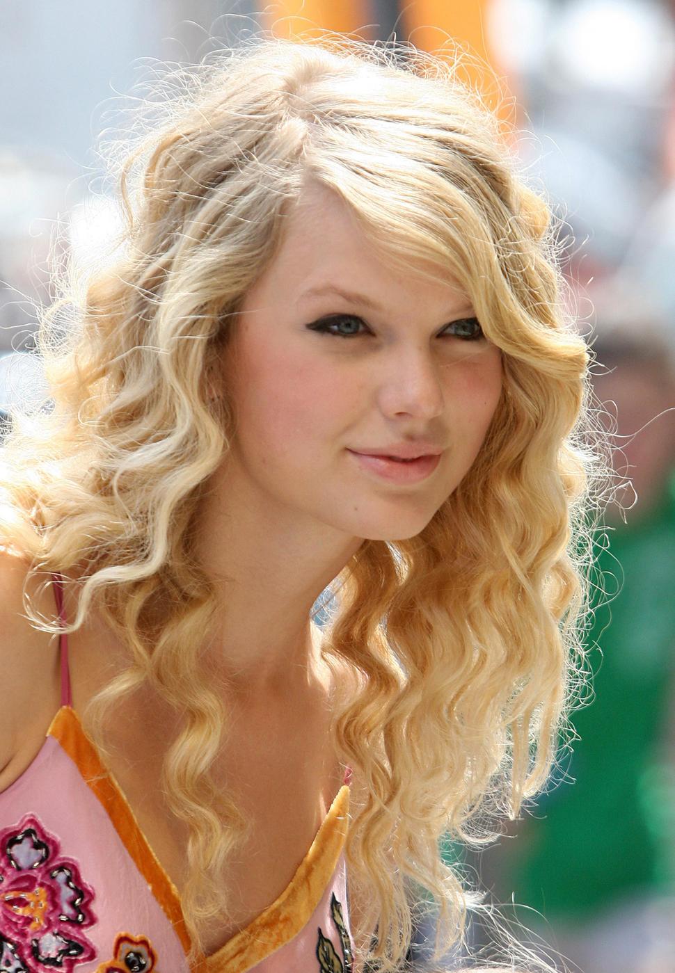 Taylor Swift Curly Vs Straight Hair Styles Hairstyles And Fashion