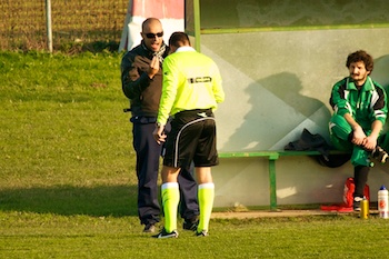 Mister Piseddu protesta con l'arbitro: sarà espulso.