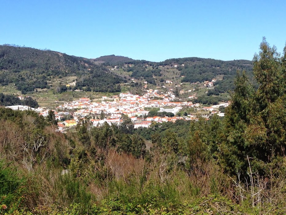 A VILA DE MONCHIQUE AVISTADA AO LONGE