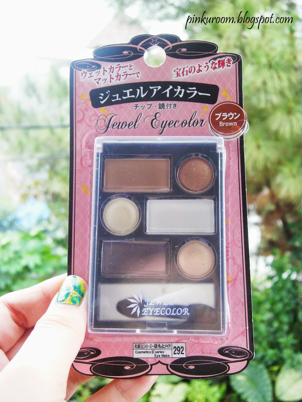 DAISO "Jewel Eyecolor" eyeshadow in shade Brown Review Dewi Yang