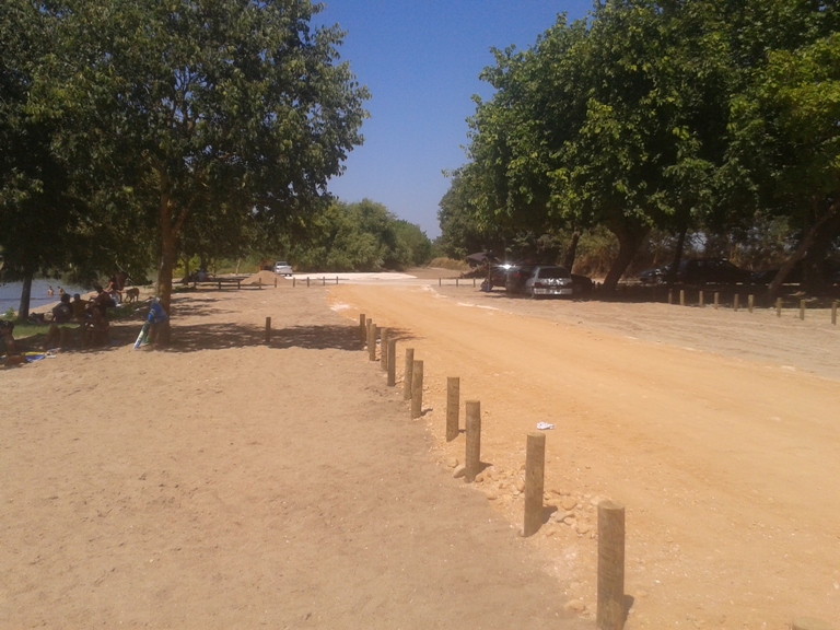 Estrada de terra ao lado da praia