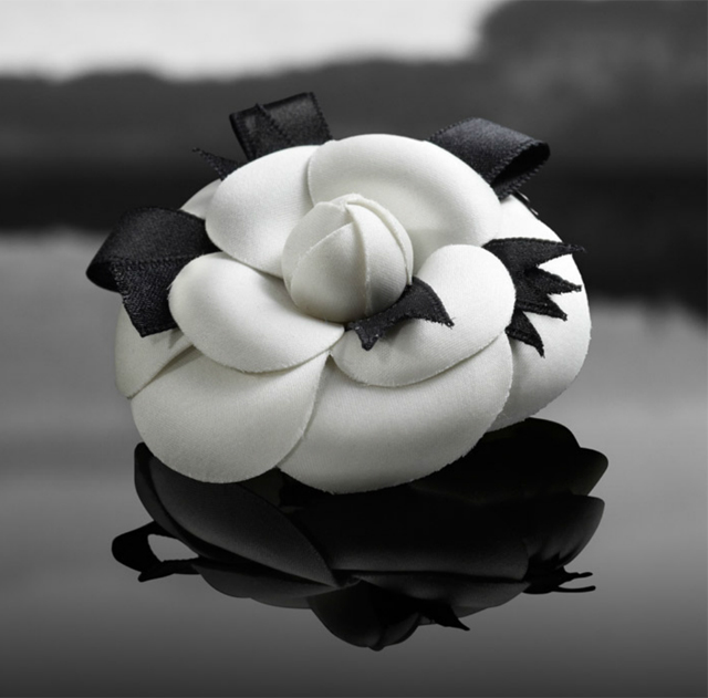 Chanel Black & White Grosgrain Camellia Flower Brooch .  Luxury, Lot # 19077