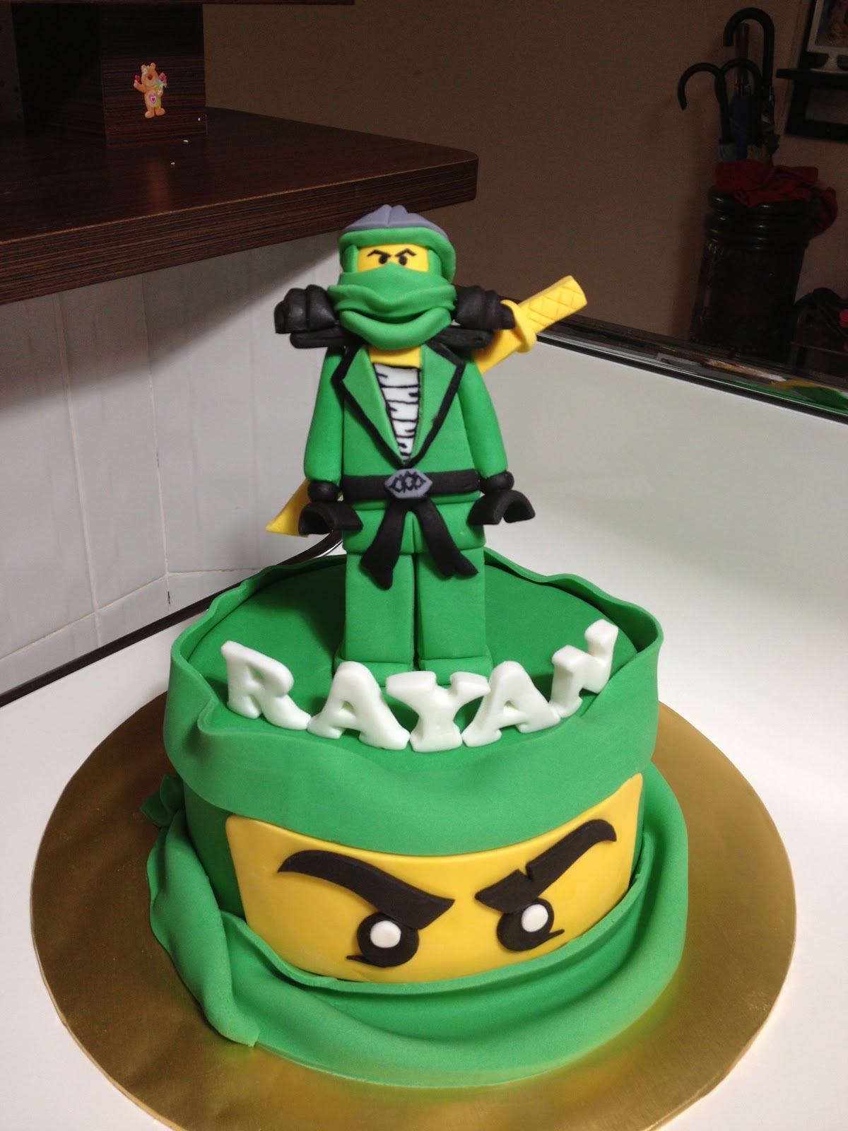 CoMeLiCiOuS: Lego Ninjago Lloyd ZX cake