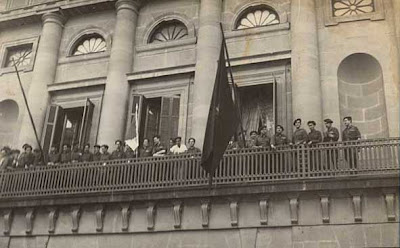 19 de Julio de 1936. El Alzamiento en Navarra  Requet%C3%A9s+izan+bandera+espa%C3%B1ola+Diputaci%C3%B3n+19+7+36