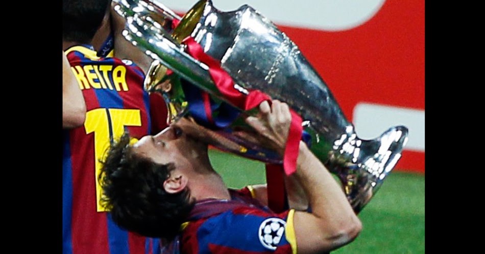 Soccer Splash: Barcelona's Lionel Messi kisses Trophy