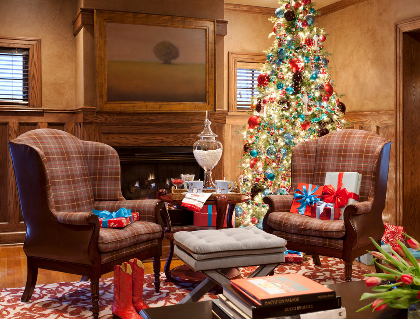 圣诞房间室内设计，圣诞树的灯光装饰提出了礼品玩具、 壁炉和蜡烛照明在室内高清摄影大图-千库网