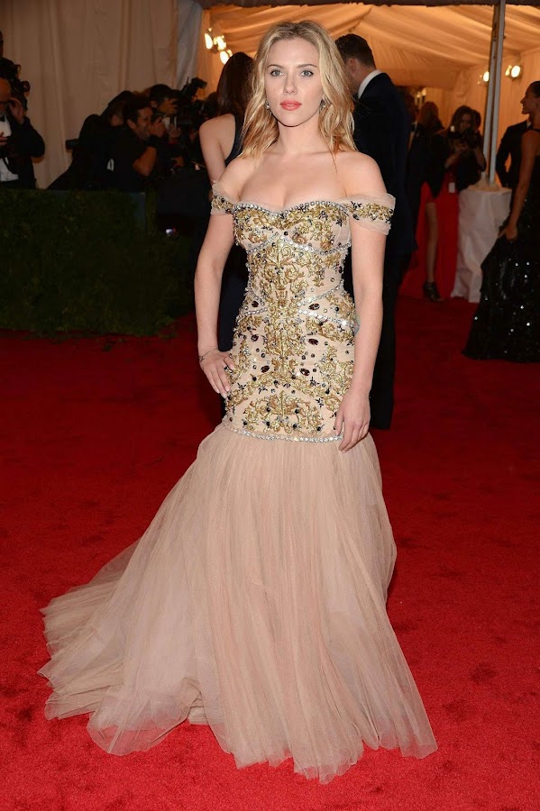 Scarlett Johansson strikes a pose at 2012 Costume Institute Gala Met Ball in NY