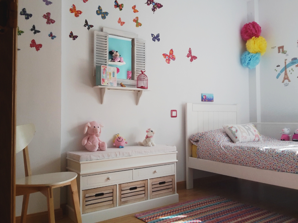 Cielo de color cereza: Dormitorio niña "Primavera en Paris"