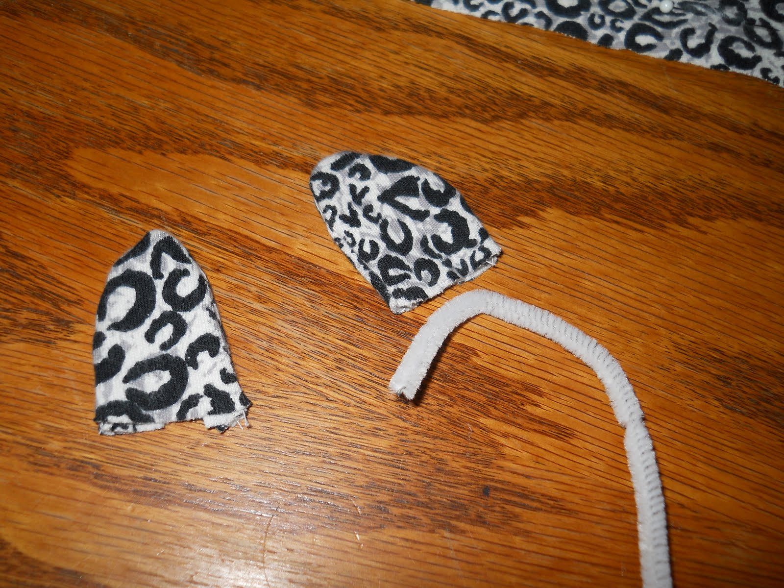 La Bouilloire Noire Cat Ears Headband Tutorial!