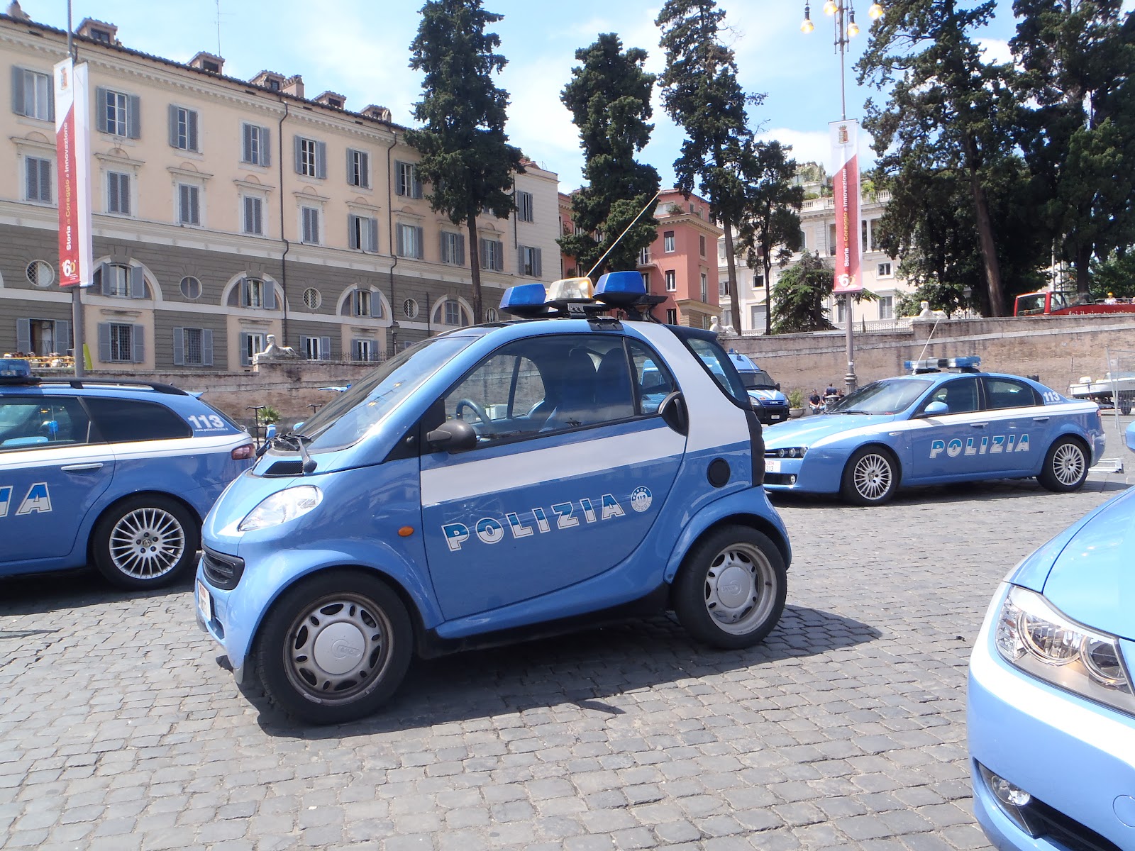 Italian+Smart+Police+car.JPG