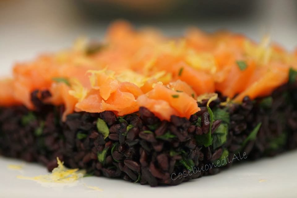 CosebuonediAle riso nero con salmone affumicato e rucola