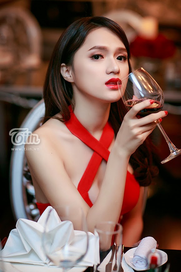 Hương Giang idol lấp ló vòng một căng tròn gợi cảm