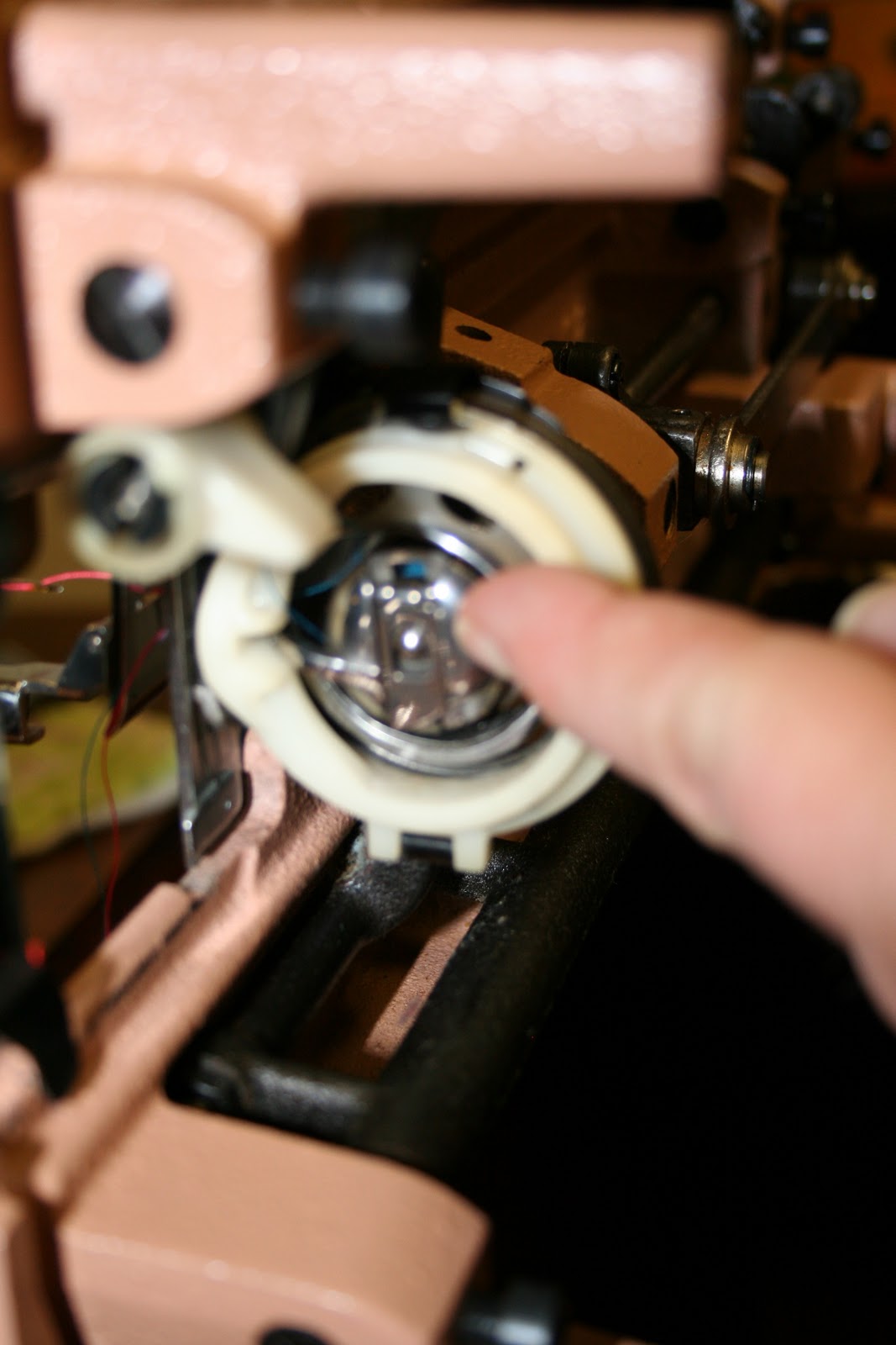 Tammy's Craft Emporium Necchi Lelia 513 how to thread the bobbin