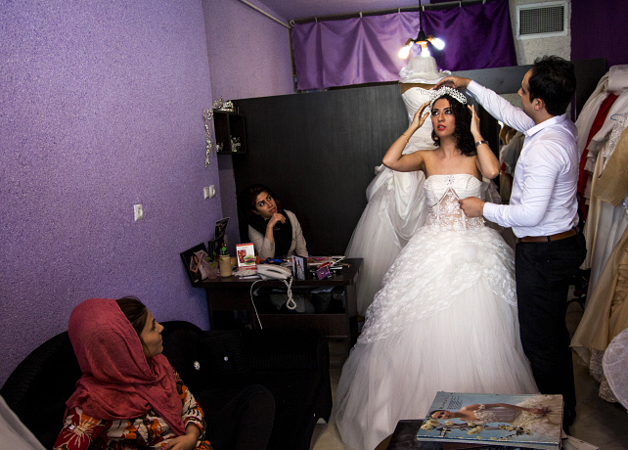 Serie de fotografias  mostra o outro lado do Irã onde jovens fumam, têm tatuagens e mulheres não usam véu.