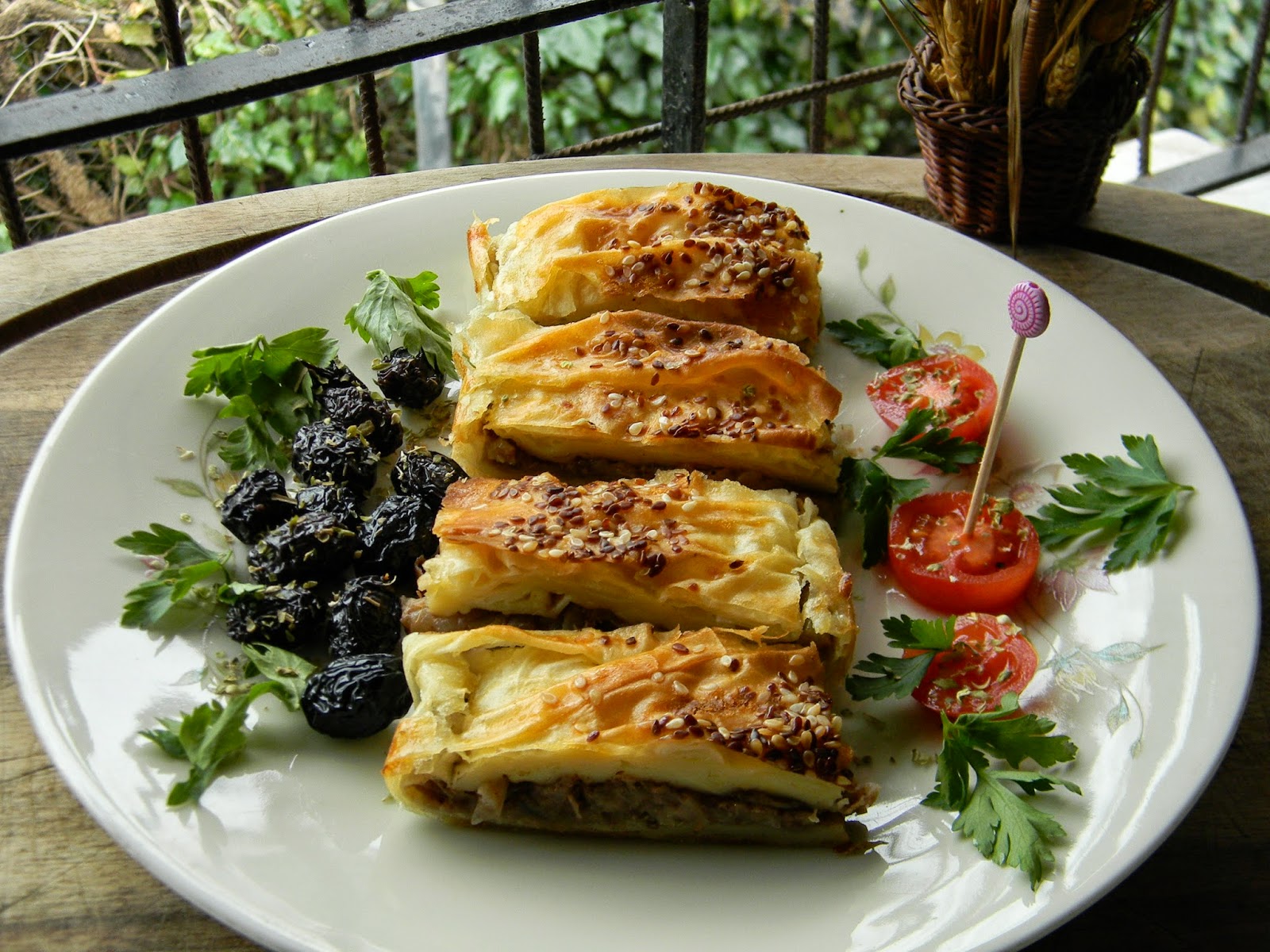 Vişnap Soğanlı Börek.