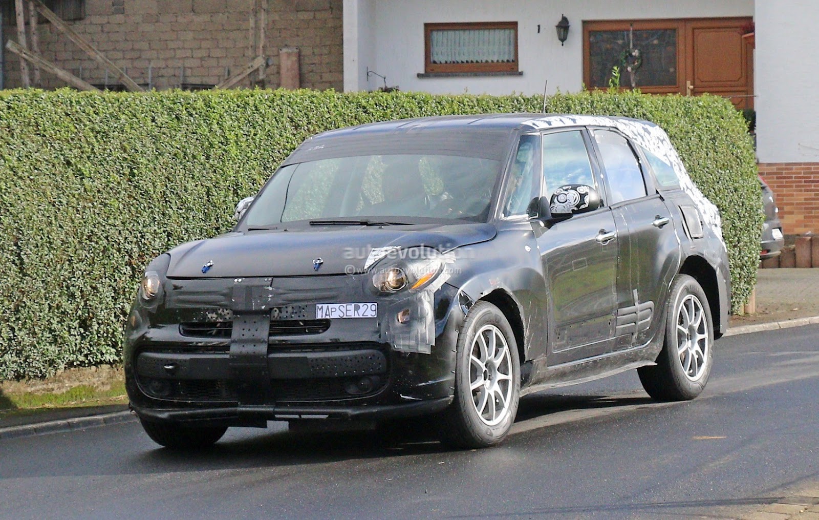 alfa-romeo-suv-mule-spied-production-model-should-come-in-2016_1.jpg