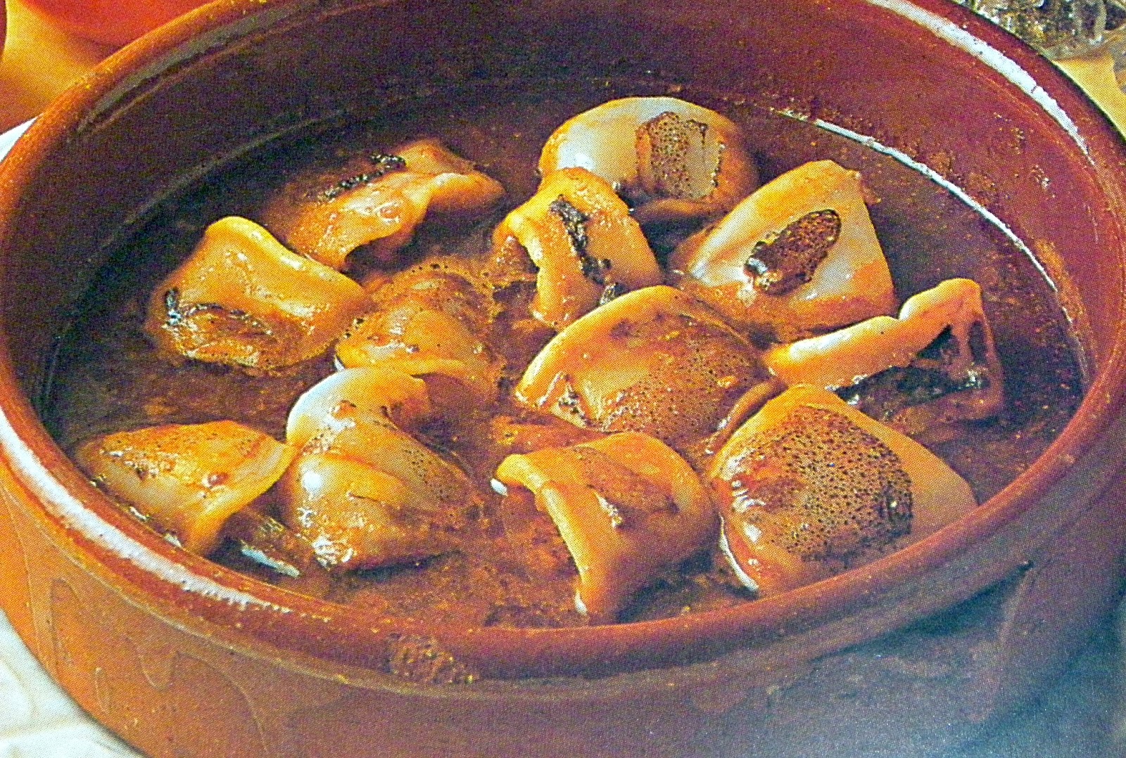 La cuisine méditerranéenne Calamars dans leur encre, à la navarraise