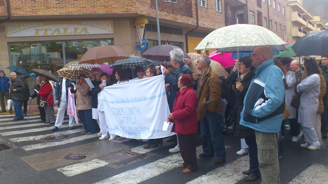 Cientos de personas se manifiestan a las puertas del hospital de Béjar