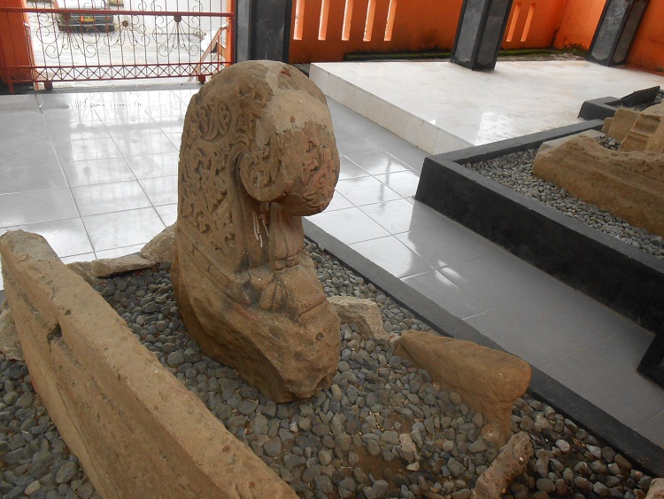 SENI LAMA MELAYU (MALAY OLDEN ART): Makam (Tomb of) La Madukelleng