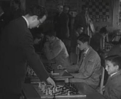Simultáneas de ajedrez impartidas por Díez del Corral en 1955