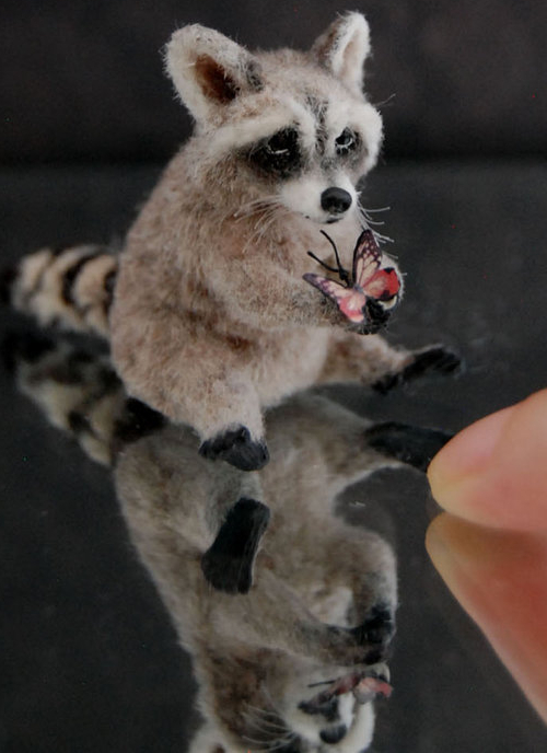 26-Raccoon-ReveMiniatures-Miniature-Animal-Sculptures-that-fit-on-your-Hand-www-designstack-co