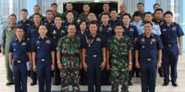 aau mendapat kunjungan dari junior officers rtaf, tentara nasional indonesia - militer indonesia