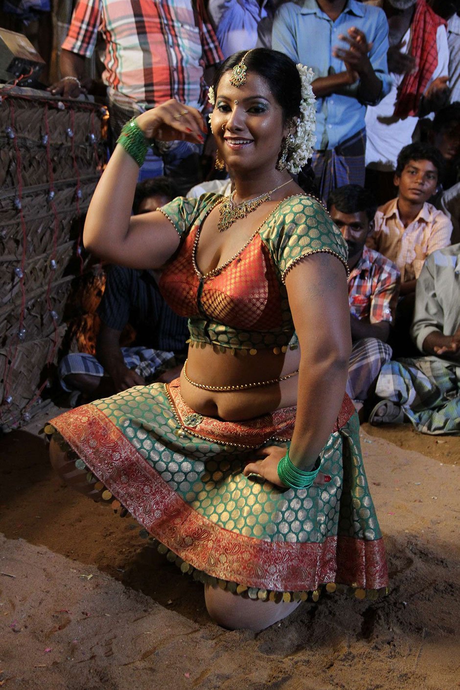 Nanbargal Kavanathirku Tamil Movie Hot Stills - Photo 12 of 37