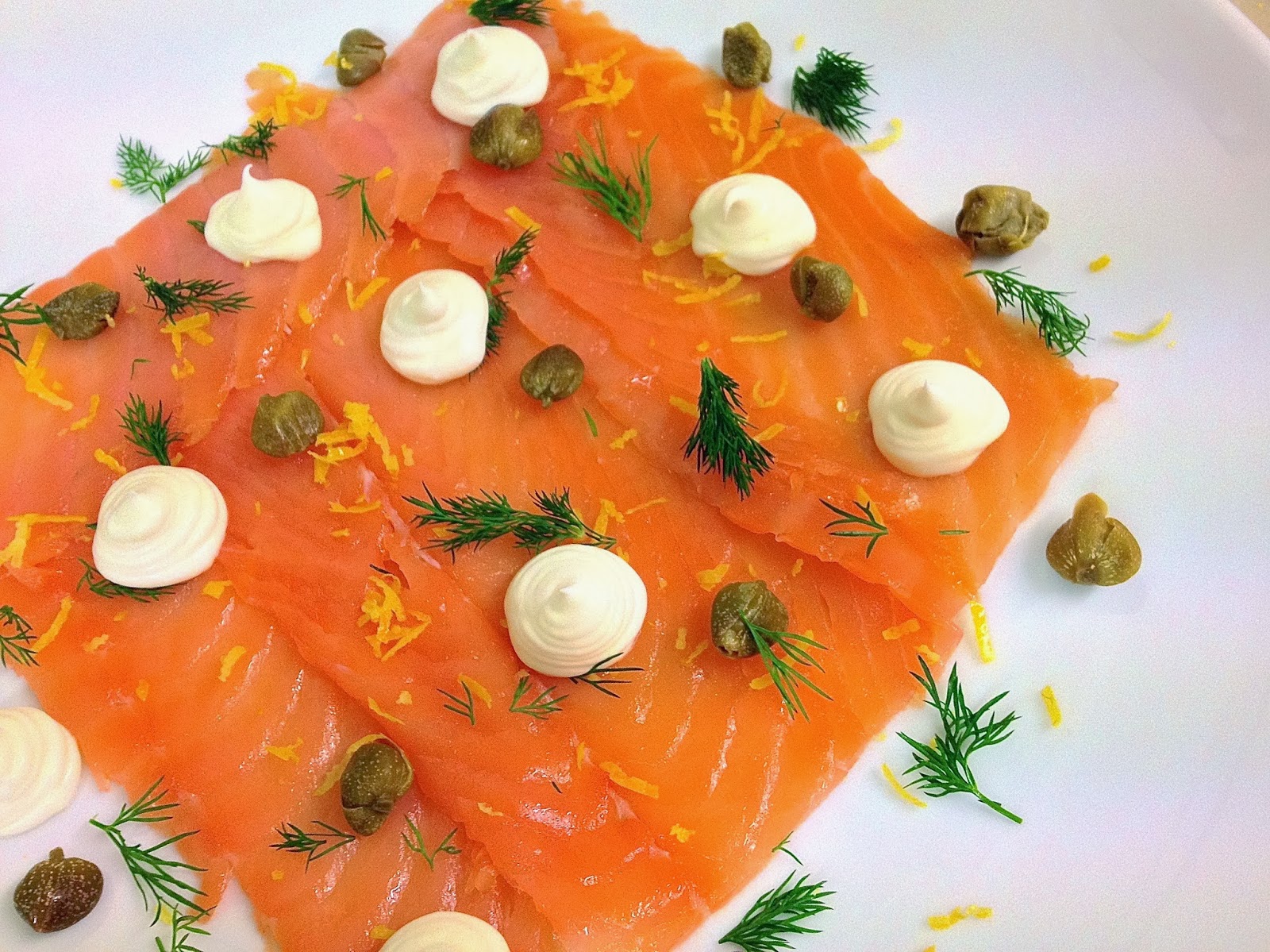 nueva cocina Wye Valley Smoked Salmon, Dill, Capers, Lemon & Crème Fraîche