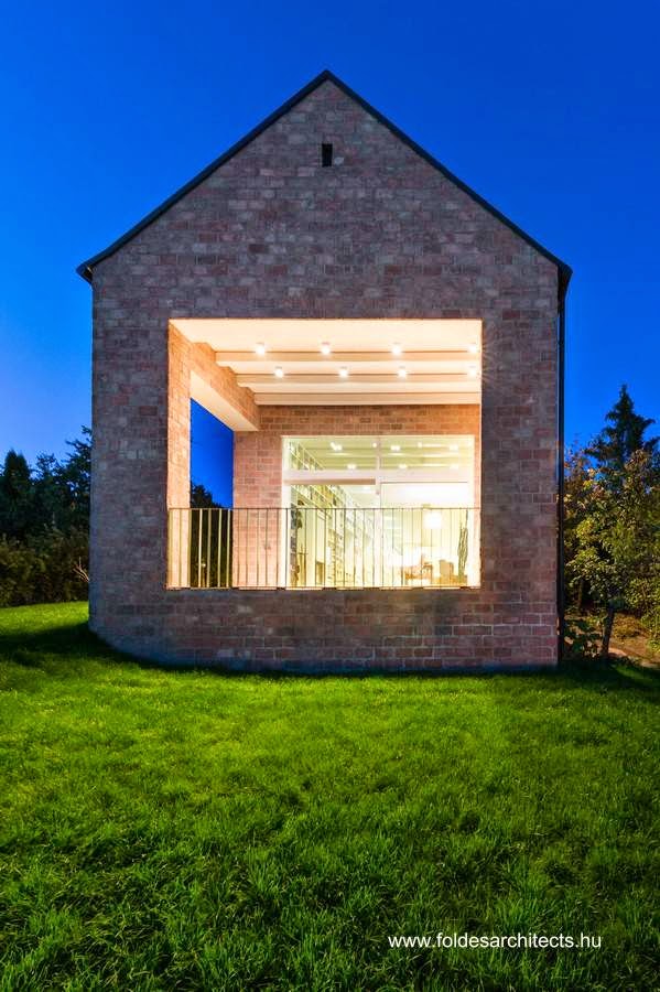 Casa rural de ladrillos contemporánea alargada en Hungría