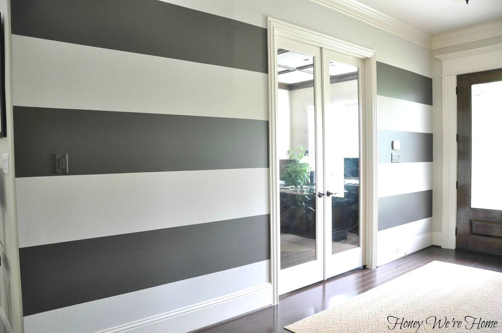 Unique Stripes On Walls for Large Space