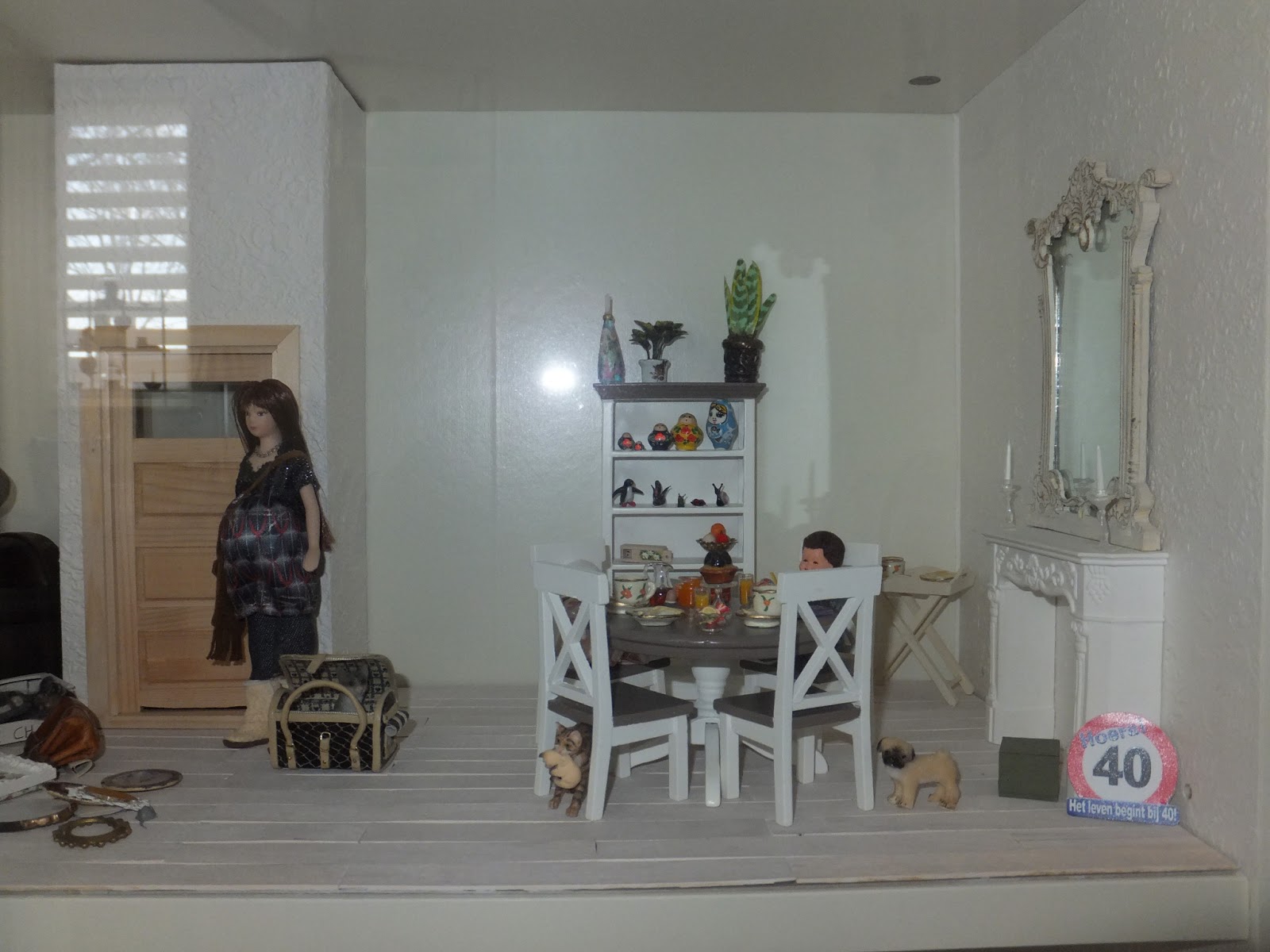 At home by pam: update van mijn nieuwe poppenhuis in een kast