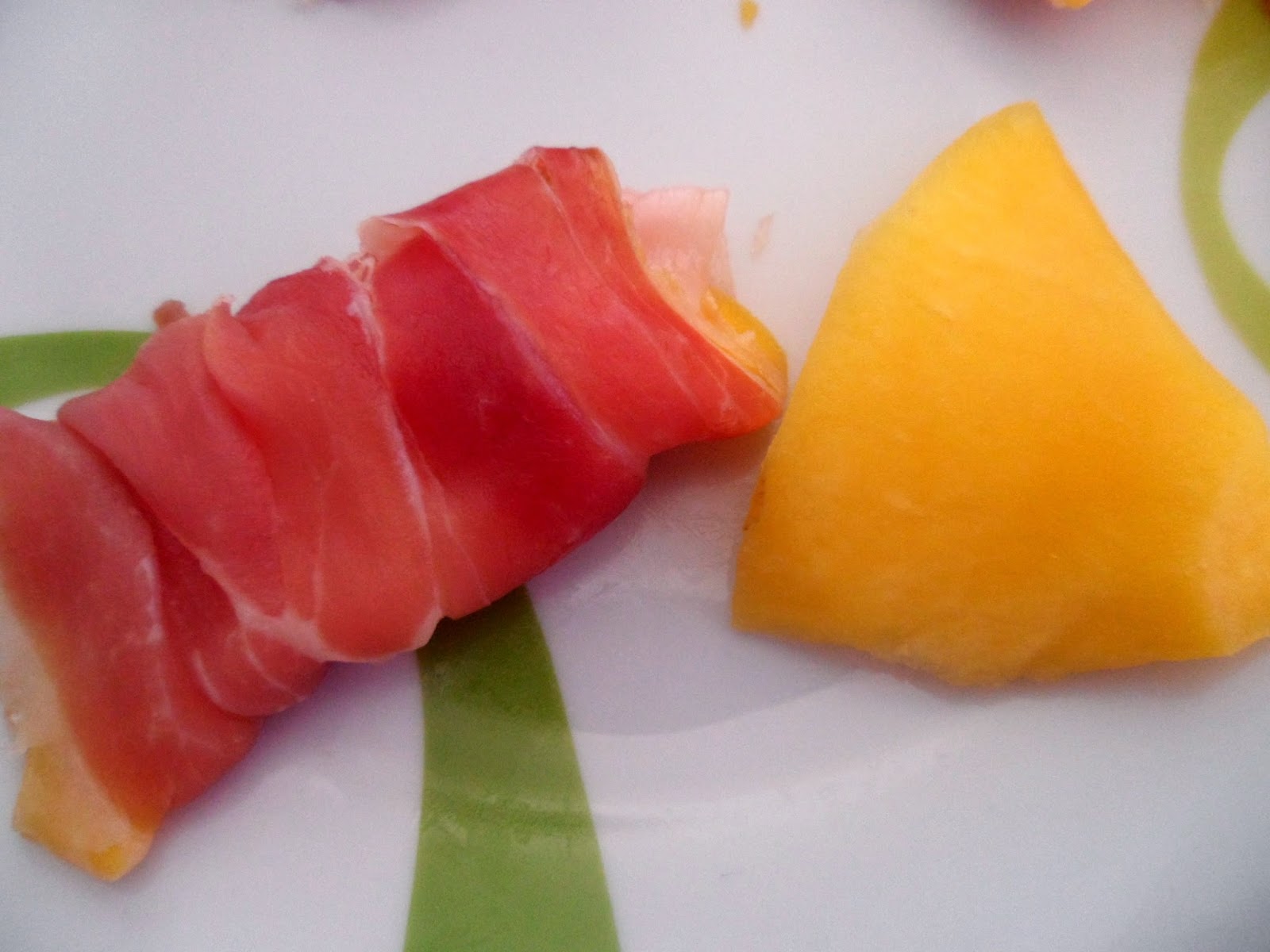 Happiness and Family Antipasto estivo con frutta tropicale mango e prosciutto crudo