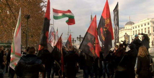 Για να μην αναφέρουμε ότι η μεγαλύτερη «μακεδονική» πόλη σε καμία περίπτωση δεν είναι τα Σκόπια, αλλά μεγαλύτερη «μακεδονική» πόλη είναι η Σόφια, είπε ο Βούλγαρος ευρωβουλευτής στον πατριωτικό του λόγο.