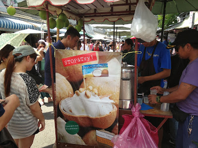 1.+Coconut+Ice+Cream+at+Chatuchak+Weekend+Market.JPG