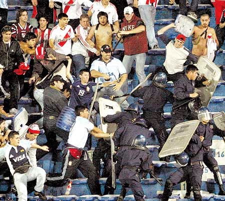 EL FANATISMO Y LA VIOLENCIA EN EL FUTBOL el fanatismo y la violencia en el futbol: