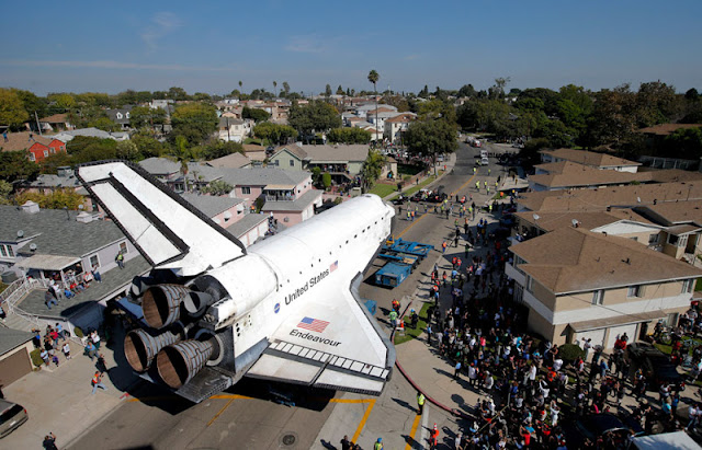 بالصور  مرور مكوك الفضاء الأمريكي في شوارع لوس أنجلوس Shuttle+on+the+Streets+++(21)