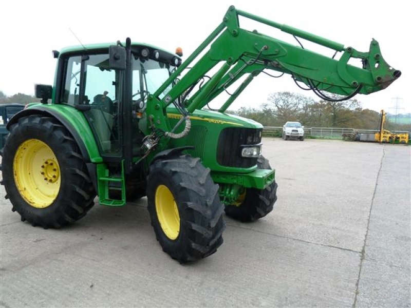 TRACTOR CU INCARCATOR FRONTAL JOHN DEERE 6420S 120 CP An 2002 PRET 25.