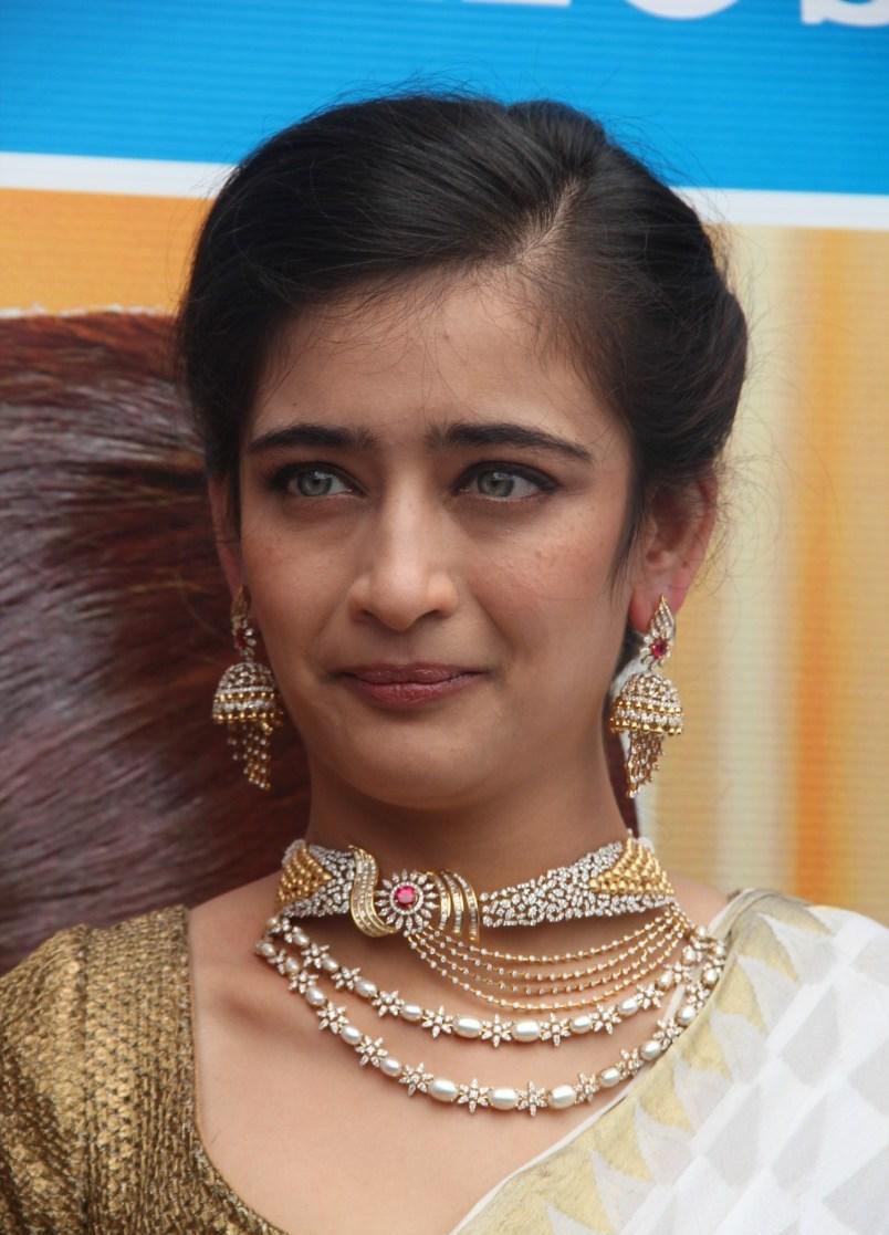 [HD Pics]Akshara Haasan Looks Stunning At Diamond Showroom Launch