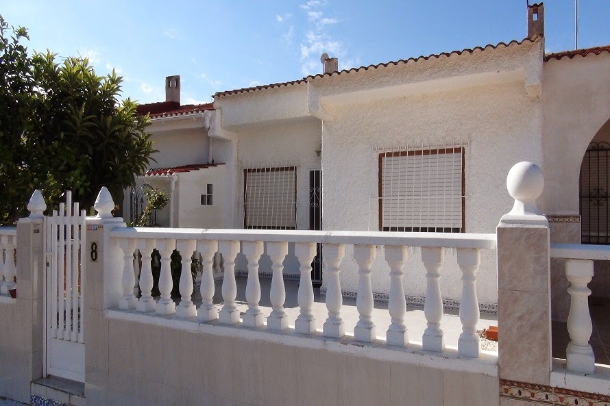 Location maison bungalow en Torrevieja-Alicante-Espagne pendant vacance prix 160€/semaine ref:FM012