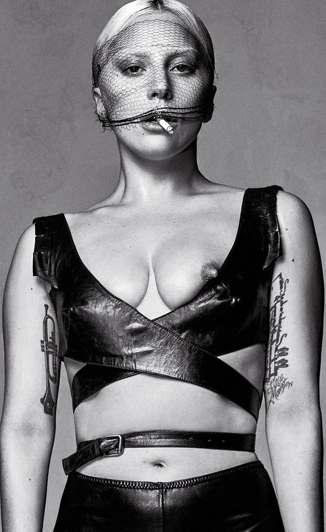 Lady Gaga en topless - FARÁNDULA INTERNACIONAL - PAREJAS DISPAREJAS