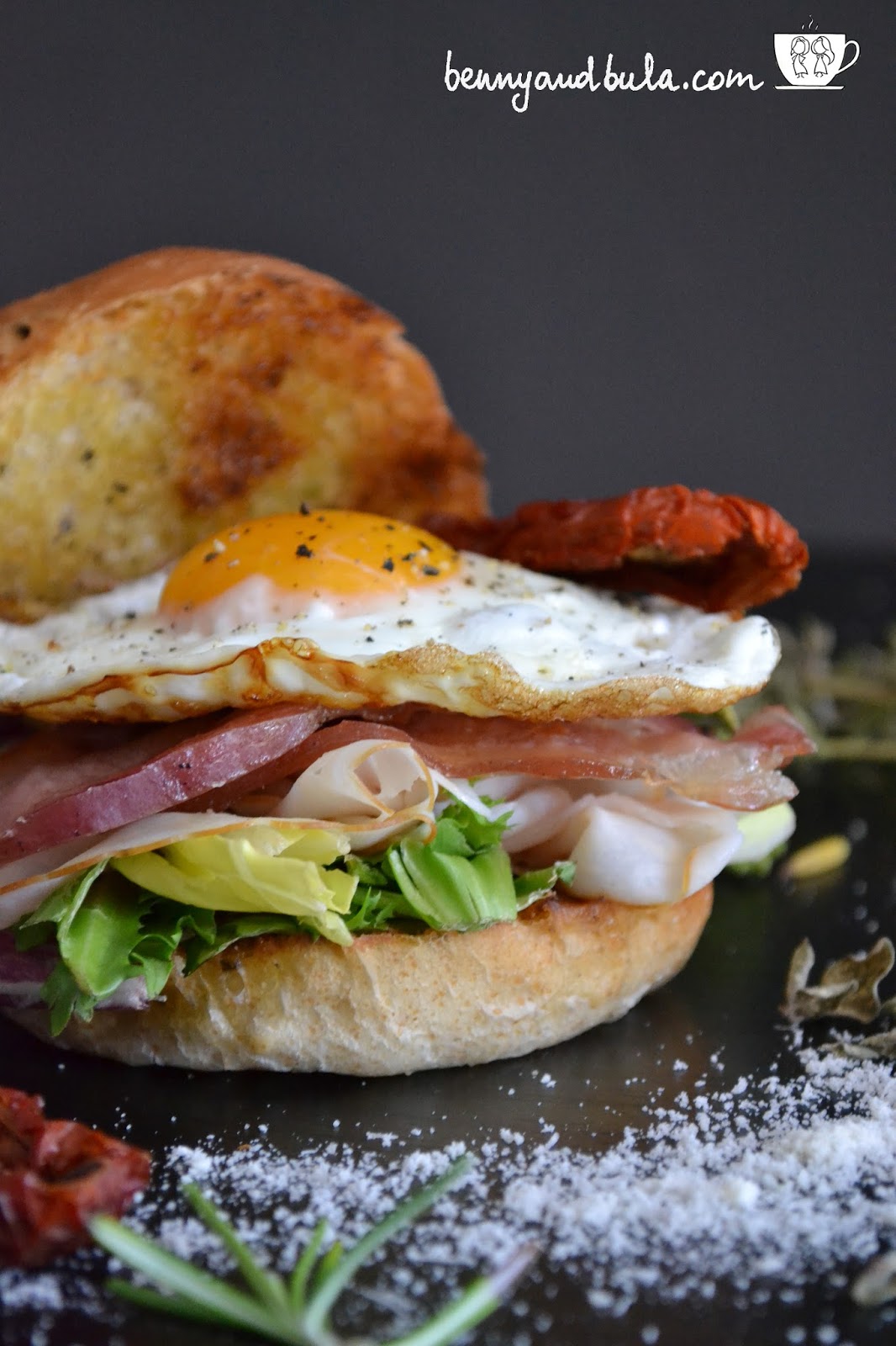 ricetta Carbonara Burger con uovo pecorino guanciale e panini integrali aromatizzati con rosmarino e origano/egg sandwich recipe