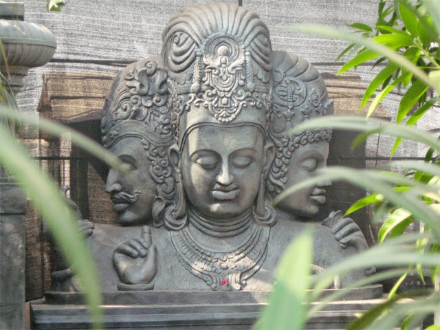 Trimurti statue at elephanta caves near mumbai