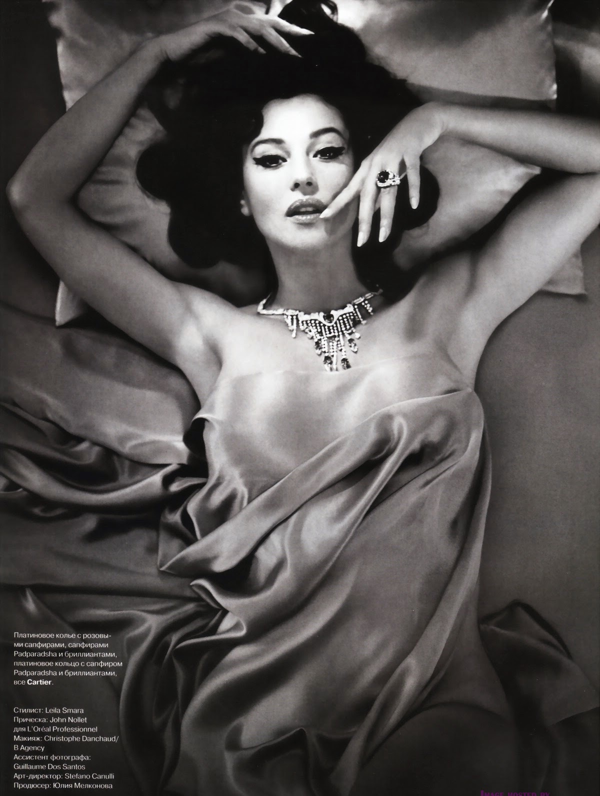 http://1.bp.blogspot.com/-955kzQzB420/Ti7NfEOE2uI/AAAAAAAAAPQ/U19hfMEqM9s/s1600/monica-bellucci-tatler-sept-2008-red-black-and-white-3.jpg