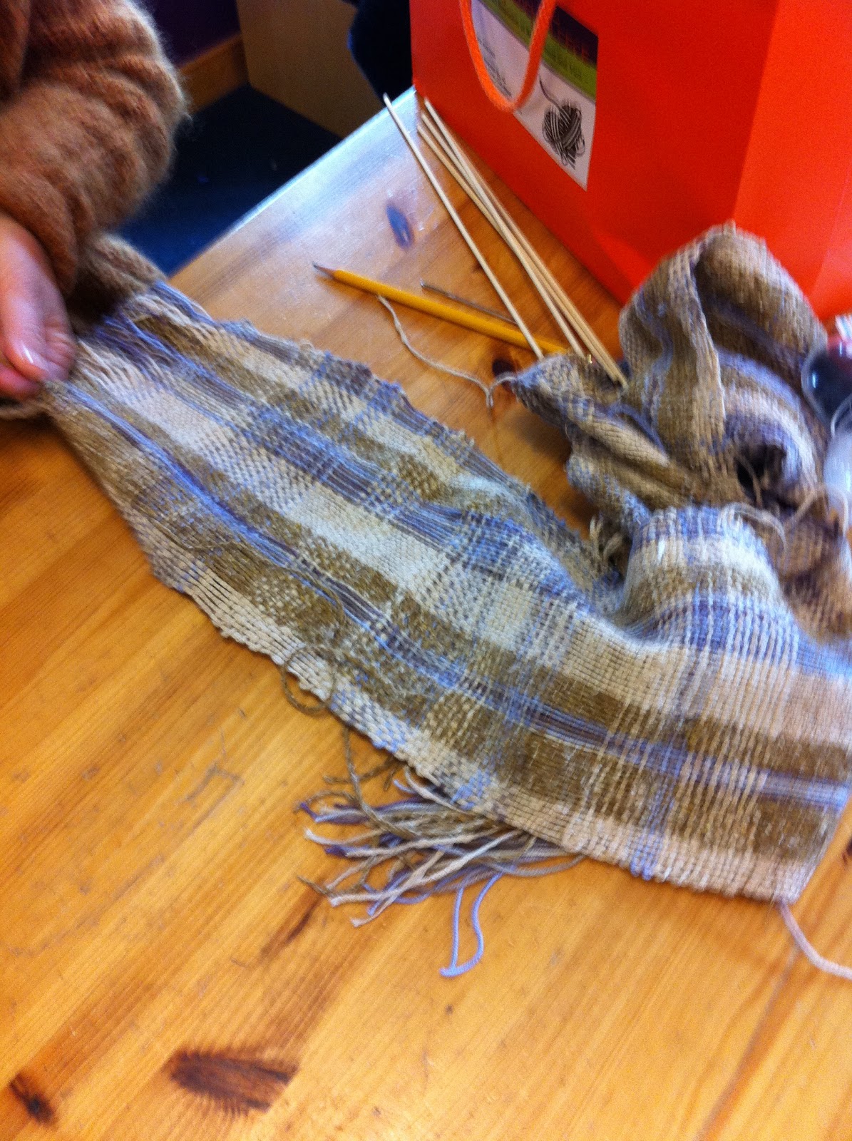 CENTERING WITH FIBER Saori weaving class with rigid heddle looms