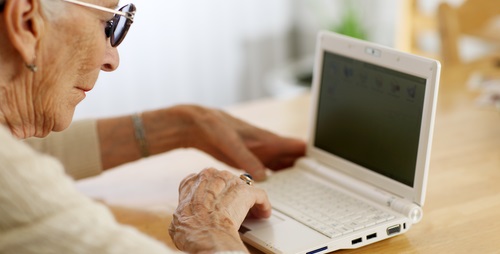 Ajudar os idosos a aprender novas tecnologias tem impacto nas suas vidas