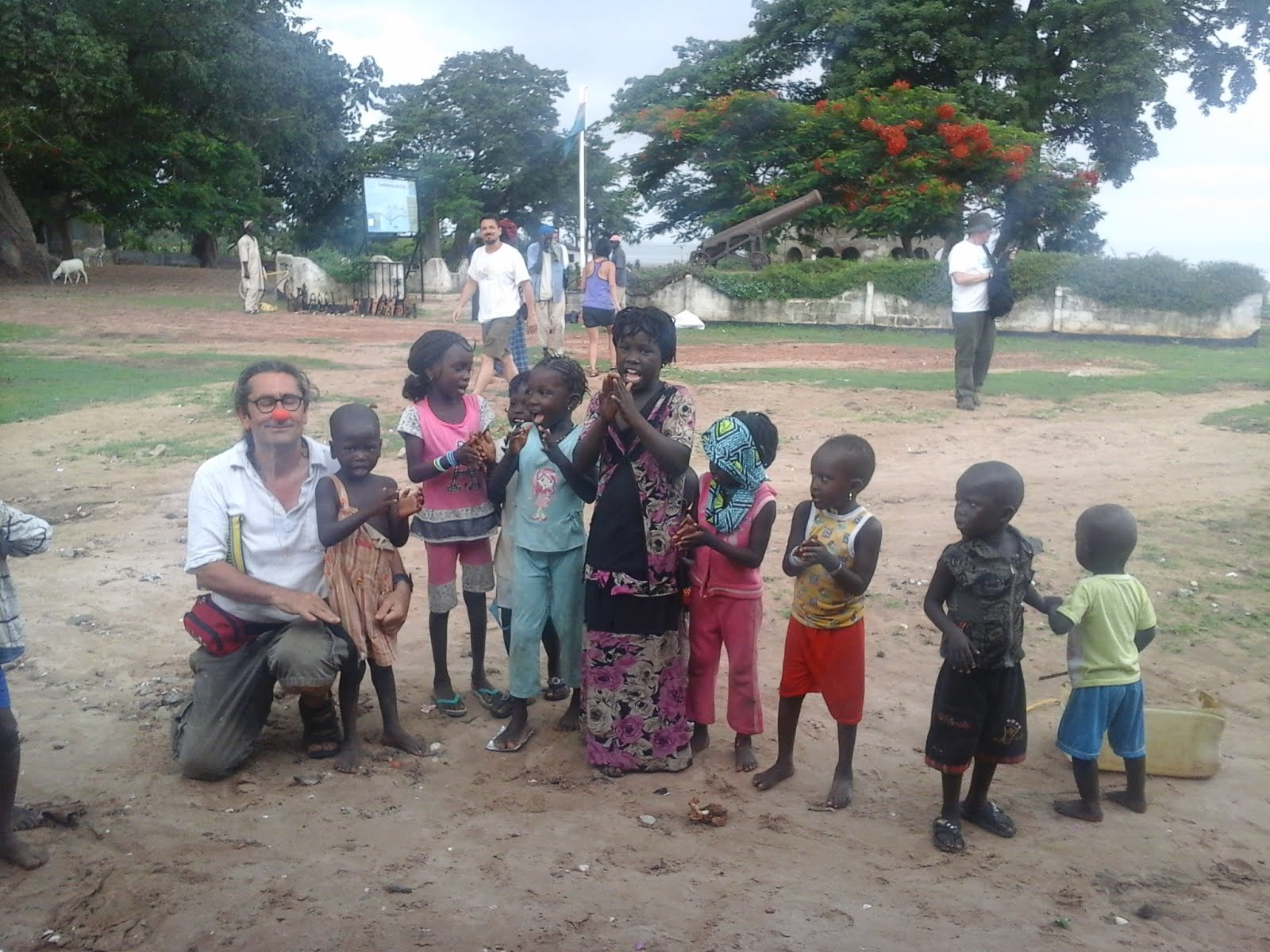 amb el dit, dit dit, balla, balla en Joan Petit a Gàmbia