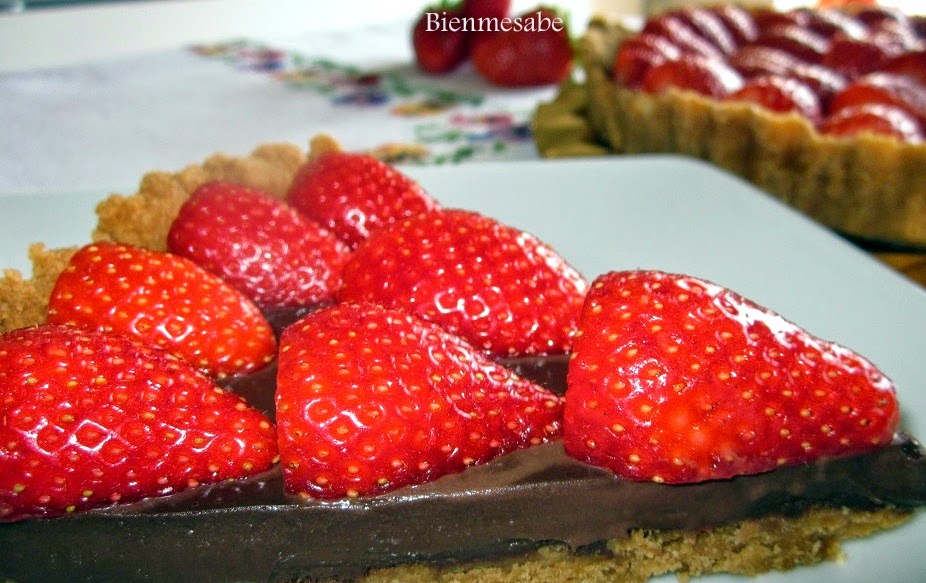 tarta de chocolate y fresas facil4