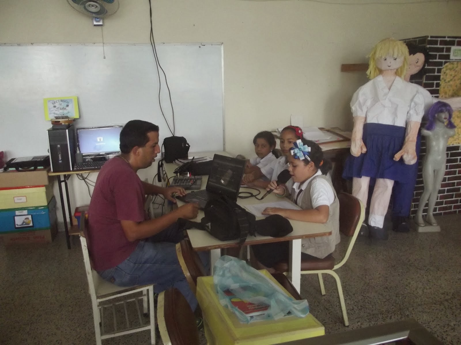 EL PROF JUAN CARLOS GOMEZ  RADIOWEB ANZOATEGUI GRABANDO PROGRAMA CON SUS ESTUDIANTES